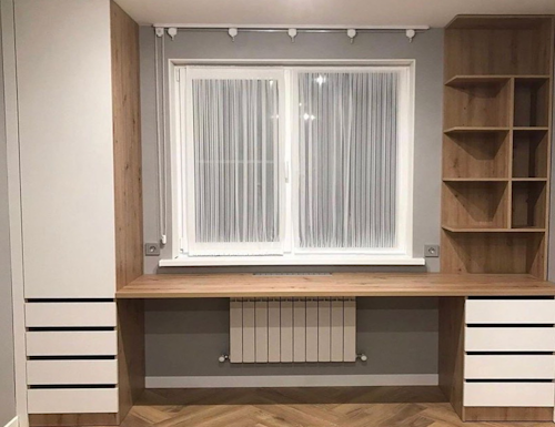 Рабочая зона у окна в Истре